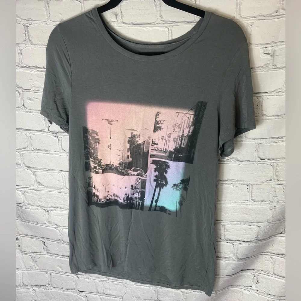 5/$20 American Eagle Women’s Venice Beach Graphic Soft & Sexy T Gray Medium